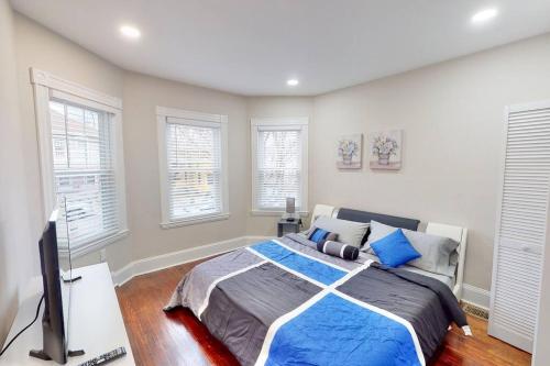 a bedroom with a bed and a television in it at Forever Boston-5 mil Fenway, FreePrkg in Boston