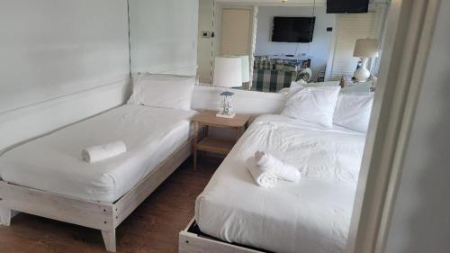 Katil atau katil-katil dalam bilik di 2 Bedroom 2 Bath Beachfront Condo on Miami Beach Millionaire Row