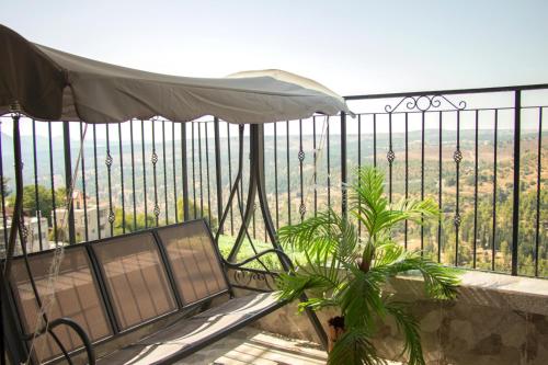 Ein Balkon oder eine Terrasse in der Unterkunft יוקרה בעתיקה
