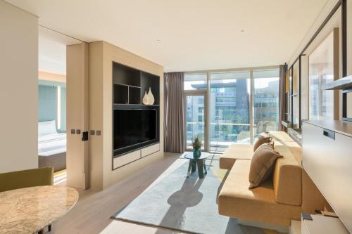 Телевизор и/или развлекательный центр в Andaz Seoul Gangnam, By Hyatt