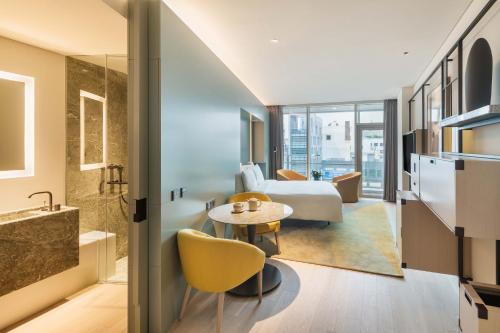 Кровать или кровати в номере Andaz Seoul Gangnam, By Hyatt