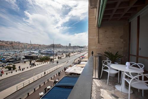 un balcon avec piscine et vue sur un port dans l'établissement LUXE SUR LE PORT, à Marseille