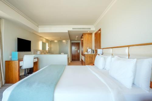 Voodi või voodid majutusasutuse Blaauwberg Beach Hotel toas
