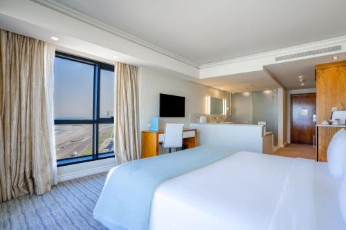 Voodi või voodid majutusasutuse Blaauwberg Beach Hotel toas