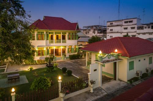 una vista aérea de una casa con patio en วิลล่าขุนวิเชียรพานิช, en Phetchaburi