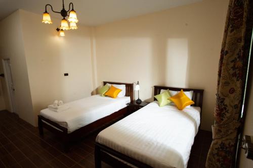 Una cama o camas en una habitación de วิลล่าขุนวิเชียรพานิช