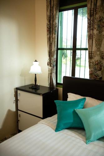Una cama o camas en una habitación de วิลล่าขุนวิเชียรพานิช