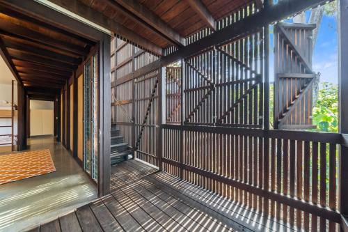 Balkoni atau teres di Moonshine Beach Shack by Discover Stradbroke