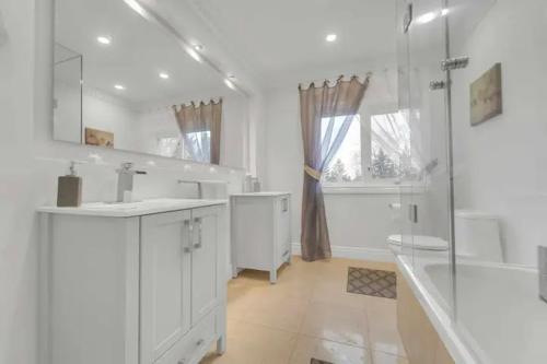 Castle Plat في ريتشموند هيل: حمام أبيض مع دش ومغسلة