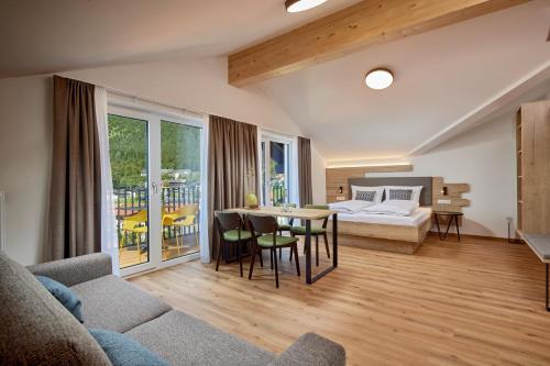 een woonkamer met een bank en een tafel bij BergBuddies - Übernachtung inklusive kostenlosen Bergbahntickets und vielem mehr in Bad Hindelang