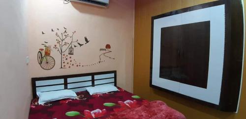 um quarto com uma cama e uma televisão de ecrã plano em Blue eye Backpackers Hostel em Amritsar