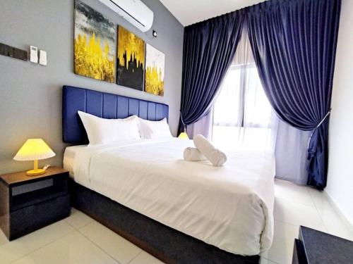 une chambre avec un grand lit et une fenêtre dans l'établissement Urbanite Premier Suite - Horizon Ipoh by Grab A Stay, à Ipoh