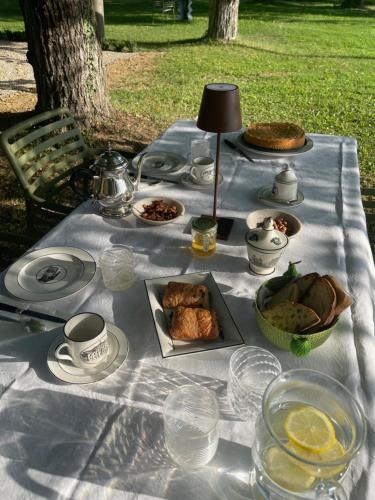 - une table de pique-nique avec de la nourriture et des boissons dans l'établissement Villa Leopardi, à Vignale
