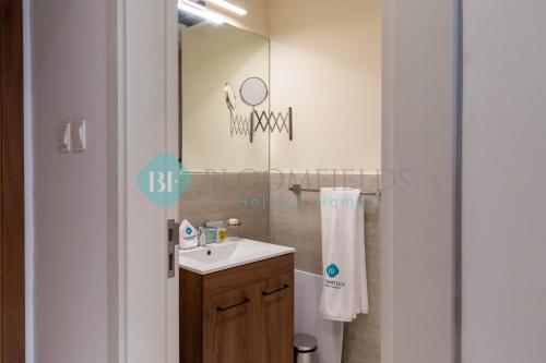 La salle de bains est pourvue d'un lavabo et d'un miroir. dans l'établissement Euphoric Studio In Oasis, à Al Qurayyah