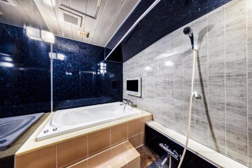 y baño con bañera y ducha. en Hotel Luna Machida -Adult Only, en Machida