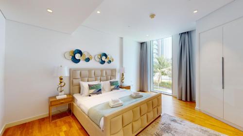 a bedroom with a large bed and a large window at Primestay - Astonishing 1BR in Bluewaters Island in Dubai