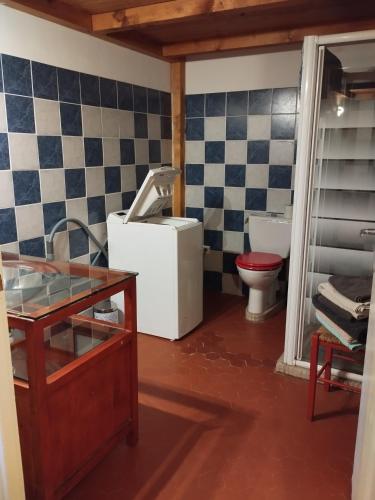 une salle de bain avec toilettes et lavabo dans l'établissement Le Grand Saint Mitre, à Saint-Maximin-la-Sainte-Baume
