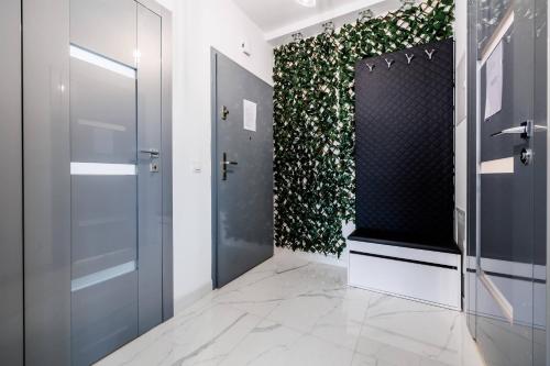 un pasillo con una pared de planta con ascensor en Luxury Apartment- City Centre en Rzeszów