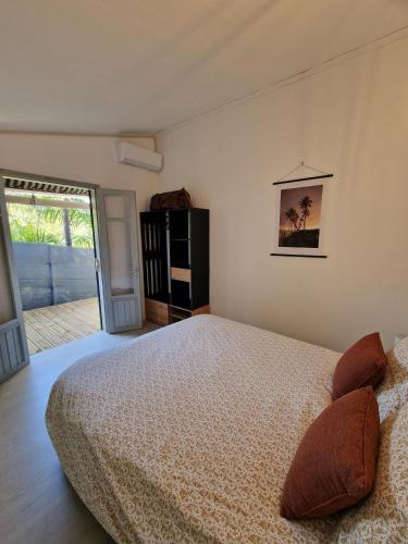 Schlafzimmer mit einem Bett und einer Glasschiebetür in der Unterkunft Caz' Mamie in Gôl