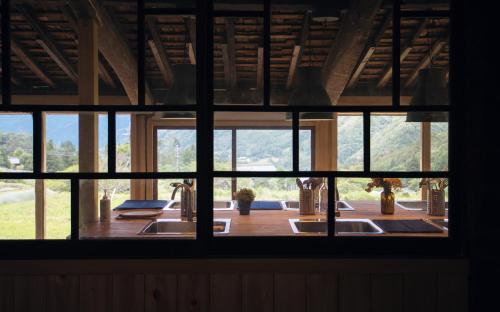 uma vista para uma cozinha a partir da janela de uma casa em ties Camp Ground Nagiso em Nagiso