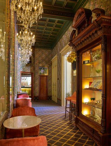 a room with a chandelier and a table and chairs at Hotel Continental Palacete in Barcelona
