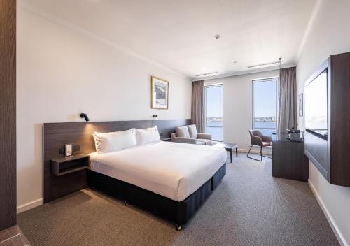 Postel nebo postele na pokoji v ubytování Duxton Hotel Perth