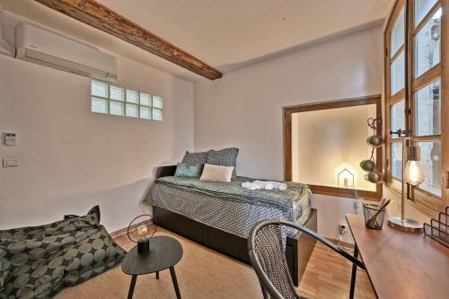 une chambre avec un lit et une chaise dans une pièce dans l'établissement La Bulle - Parking Gratuit en souterrain - 2 mins du Palais des Papes - CLIM AC - Wifi, à Avignon