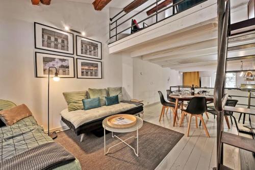 un salon avec un canapé et une table dans l'établissement La Bulle - Parking Gratuit en souterrain - 2 mins du Palais des Papes - CLIM AC - Wifi, à Avignon