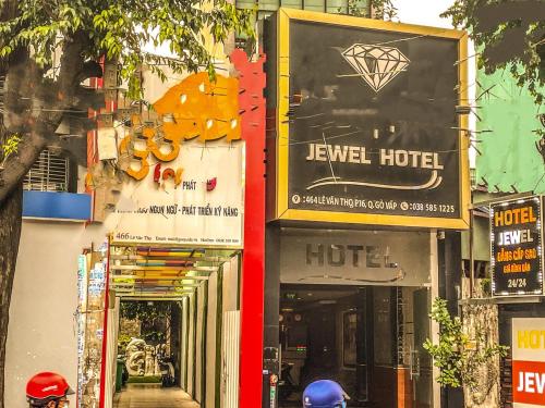 un bâtiment avec un panneau indiquant un hôtel dans l'établissement Jewel Hotel, à Hô-Chi-Minh-Ville