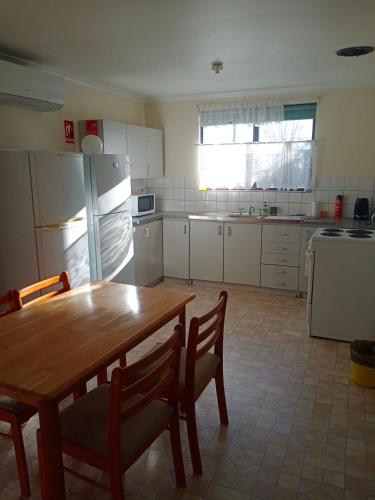 A kitchen or kitchenette at Weslan Accommodation