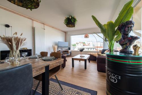un salon avec une table en bois et un canapé dans l'établissement Gîte Villa La Chèvrerie centre, à Épinal
