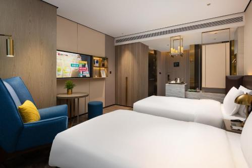 Postel nebo postele na pokoji v ubytování Echarm Plus International Hotel Hangzhou Binjiang XingGuang Avenue Pedestrian Street Branch