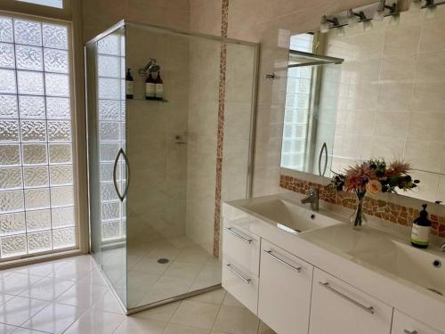 Ένα μπάνιο στο Large luxury house with stunning beach views