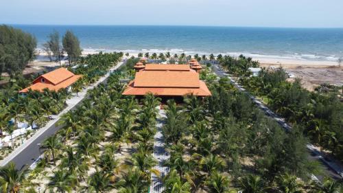 Vĩnh ThạnhにあるHodota Cam Bình Resort & Spa - Lagi Beachのヤシの木とビーチのあるリゾートの空中ビュー