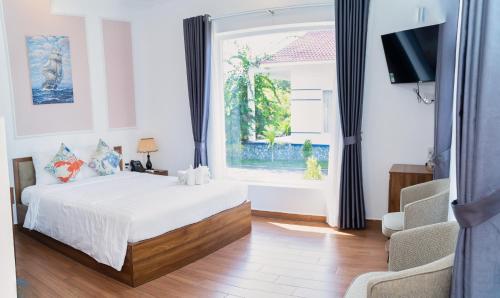 Vĩnh ThạnhにあるHodota Cam Bình Resort & Spa - Lagi Beachのベッドルーム(ベッド1台、窓付)