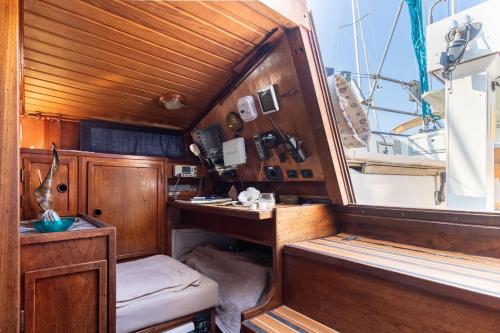 a small boat room with a desk and a sink at Quo Vadis Yacht in Bari