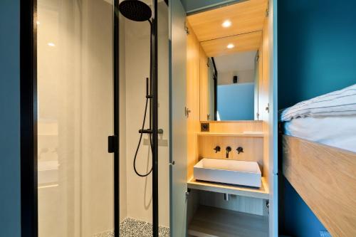 une salle de bain avec un lavabo et une douche dans l'établissement Appartement avec vue sur la côte des Basques By Ginto Hotels, à Biarritz