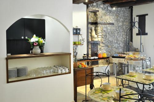 una cucina con tavolo e bancone con piatti di Châteaux Demeures Vallée de L'Arc a Trets