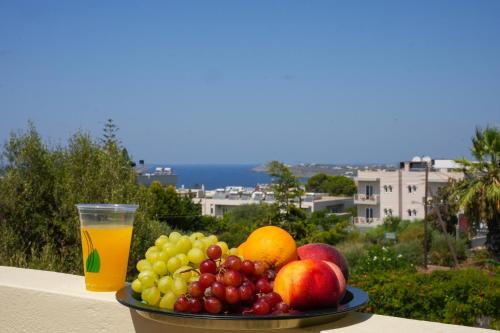 カラタスにあるVilla Fotini with ocean viewのジュース1杯付きのテーブルに盛られたフルーツボウル