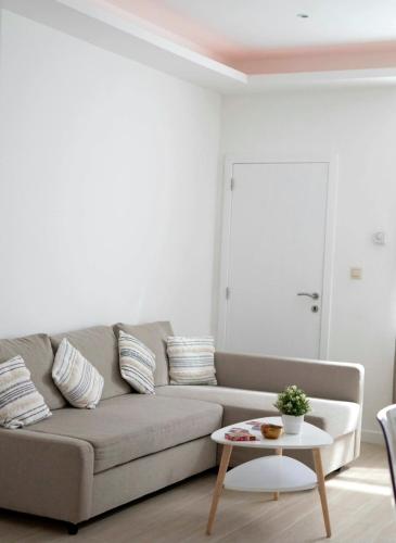 a living room with a couch and a table at Sublime appartement Calme Cosy & Jacuzzi in Brussels