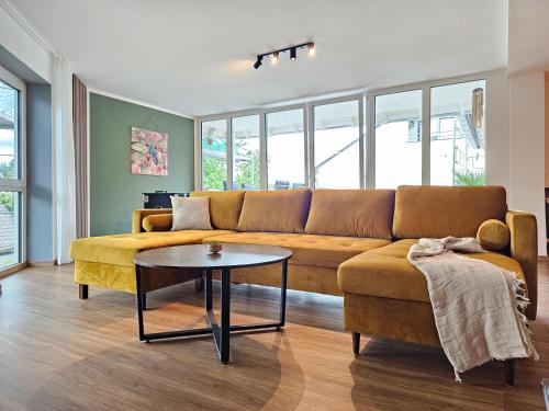 sala de estar con sofá y mesa en BIRDHOUSE - Big Living for 12 with two Terraces, BBQs, Kicker, Fitness en Marburg an der Lahn