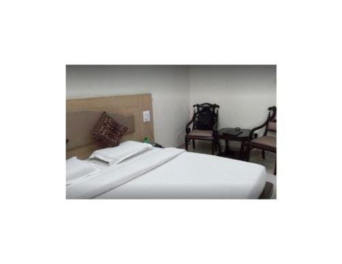 Säng eller sängar i ett rum på Hotel Shambhavi, Singrauli