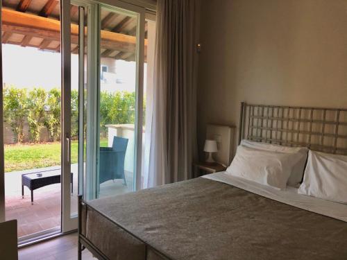 Un dormitorio con una cama y una puerta corrediza de vidrio. en Camere Paolina, en Foligno