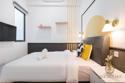 クアラルンプールにあるThe Colony & Luxe, KLCC by Five Sensesの大型ベッド1台、テレビが備わる客室です。