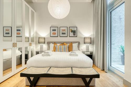 una camera da letto con un letto grande e una grande finestra di Luxury flats near Big Ben and London Eye a Londra