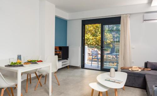 sala de estar con mesa blanca y sillas en PROPAN CITY SUITES, en Volos