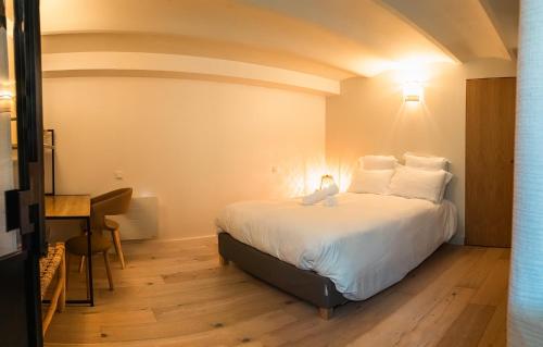 une chambre avec un grand lit avec des oreillers blancs dans l'établissement Tanesse - Souplex 1 chambre, élégant et calme, à Bordeaux