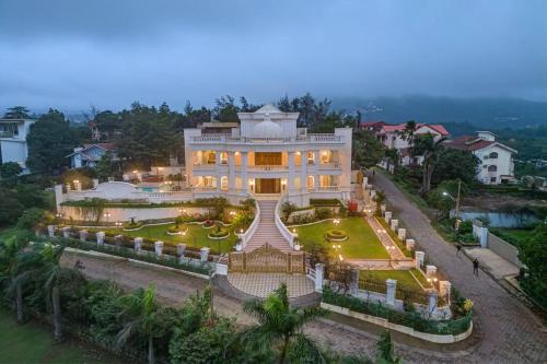 KhandālaにあるStayscape The Mansion 6BHK Pure Veg Lonavalaの庭園付きの大家の空中風景