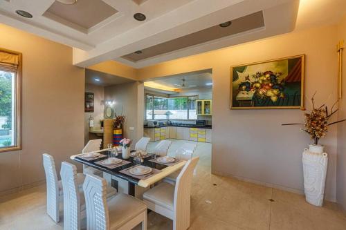 Stayscape The Mansion 6BHK Pure Veg Lonavalaにあるキッチンまたは簡易キッチン