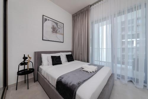 Postel nebo postele na pokoji v ubytování Perfect Apartments at Binghatti Canal Business Bay